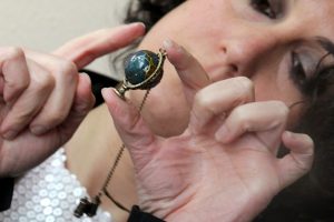 collana con mappamondo