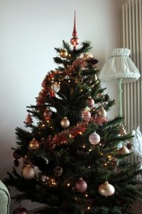 Albero di Natale oro, rosa e pigne