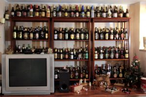 La sua collezione di birre e la mia collezione di presepi in miniatura