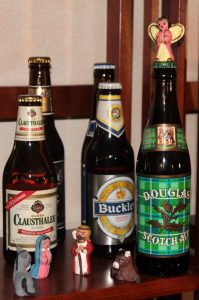 La NumeroUno della sua collezione di birre insieme al NumeroUno della mia collezione di presepi